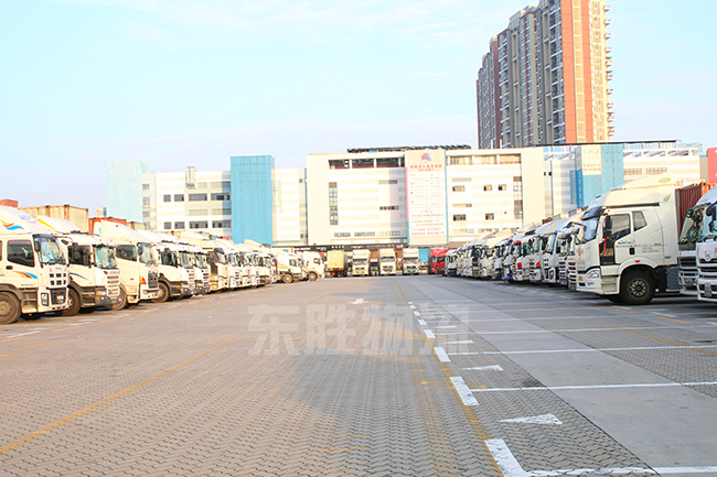 深圳東勝物流的港珠澳大橋運(yùn)輸車隊(duì)；澳門物流-進(jìn)口報(bào)關(guān)公司-香港進(jìn)口清關(guān)公司-深圳市東勝物流有限公司